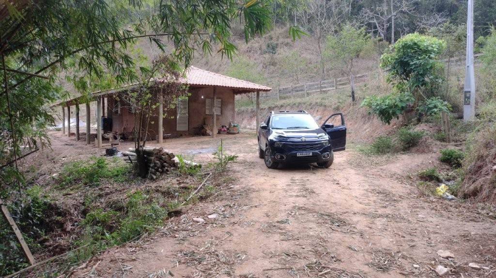 Sítio com 14 alqueires, água de nascente, trifásico e curral, a 6 km do centro em Redenção da Serra/SP